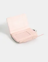 Billetera pequeña color rosa claro de cuerina con solapa y cierre con broche.