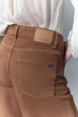 Pantalón jean de corte oxford tiro alto, color habano, confeccionado en denim rígido.