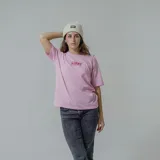 Remera gris con efecto acid wash y estampa en la espalda con la frase 'Nothing to sorry about' en color fucsia.