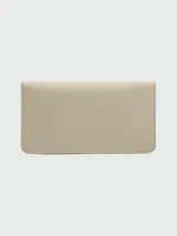 Cartera tipo sobre con cadena dorada, color gris topo con solapa blanca y logo dorado en el centro.