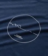 Remera regular de algodón y poliéster color azul marino, con cuello redondo, mangas cortas y estampado geométrico de montaña en el centro del pecho.