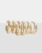Set de tres pares de aros argolla dorados de diferentes diseños: un par liso, un par con textura trenzada y un par con forma de media luna.