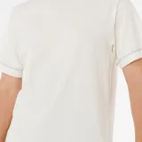 Remera color crema con cuello redondo y ribete celeste, de corte clásico y manga corta.