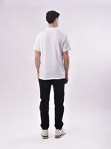 Remera blanca de manga corta con cuello polo y tapeta de dos botones.