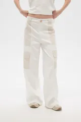 Pantalón de lino y viscosa color blanco con bloques de color beige en los laterales y bolsillos cargo.