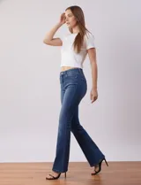 Jean bootcut de tiro alto, pierna recta y terminación bootcut. Pretina con pasadores, botón y cierre. Delantera y trasera con bolsillos.