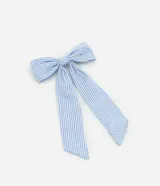 Pinza para el pelo con forma de lazo a rayas celestes y blancas. Accesorio para el pelo de tela con forma de lazo listrado.