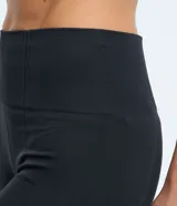 Bermuda deportiva negra confeccionada en poliamida sin costuras y con textura jacquard.