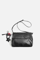 Bandolera negra con solapa y cierre magnético. Incluye llavero decorativo con forma de estrella. Tiene correa de hombro ajustable y extraíble. El interior cuenta con tres compartimentos, uno con bolsillo con cierre.