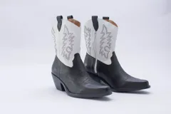 Bota texana de cuero negro con bordados en el lateral y taco bajo.