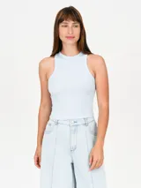 Musculosa negra ajustada al cuerpo, con cuello redondo y diseño de tirantes anchos tipo halter.