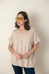 Remera holgada color beige, de escote en V y mangas cortas.