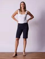 Bermuda blanca de gabardina elastizada marca Zac & Rachel.