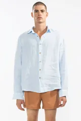 Short de baño color ladrillo con cintura elástica y cordón ajustable. Presenta una franja lateral blanca estilo esmoquin, dos bolsillos laterales y uno trasero con cierre.