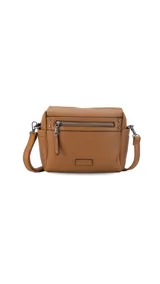 Bandolera color beige con correa extensible, cierre principal y bolsillos interiores, un bolsillo frontal, un bolsillo posterior y bolsillos laterales.