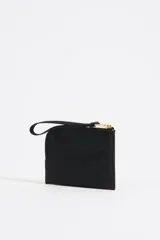 Monedero de nylon negro con cierre de cremallera, tirador con cabo y tarjetero interior, personalizado con logo metálico.