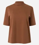 Remera femenina de algodón color marrón, con cuello alto en punto roma y mangas cortas con dobladillo.