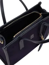 Cartera tipo tote bag de estructura rígida, color azul marino, con cuerpo principal de material textil tipo fieltro y ribetes y asas de poliuretano liso. Presenta un pequeño logo metálico TH en la parte frontal superior y un colgante decorativo con el escudo de la marca.