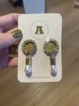 Aros colgantes con base redonda dorada con strass, cilindro dorado y perla colgante.