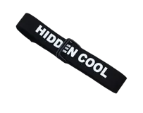 Cinturón elástico negro con hebilla metálica y texto "Hidden Cool" estampado en blanco.