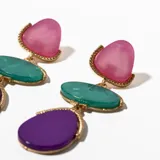 Aros colgantes con tres piezas de resina de diferentes formas y colores: rosa, verde agua y violeta.