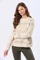 Buzo tejido de cuello redondo, color beige con estampado abstracto en tonos rosados y grises. Tiene mangas largas con puños acanalados y un pequeño parche de cuero sintético en el dobladillo.