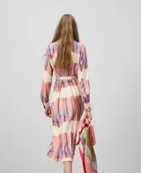 Vestido camisero midi con estampado abstracto en tonos rosa, azul y blanco. Tiene cuello camisero, mangas largas con puños, cinturón de lazo y bolsillos laterales.