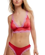Conjunto de lencería de encaje rojo con detalles en rosa, compuesto por un corpiño triangular sin aro y una tanga.