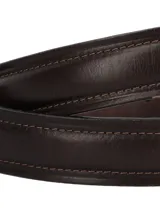 Cinturón de cuero marrón oscuro (chocolate) con costuras en tono más claro y hebilla metálica plateada de estilo clásico.