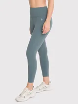 Calza deportiva larga color azul petróleo, de tiro alto y calce regular. Confeccionada con tecnología seamless para mayor comodidad.
