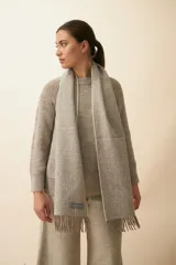 Bufanda unisex con flecos, confeccionada en lana fina sin teñir, con diseño pata de gallo en tonos beige y marrón.