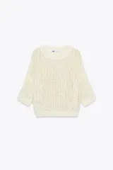 Sweater color crema de tejido de punto calado, con cuello redondo y mangas 3/4.