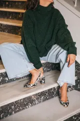 Zapato de tacón con estampado animal print, tacón bloque de 6,5 cm y tira trasera.