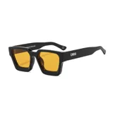 Lentes de sol unisex con montura cuadrada de acetato color blanco y lentes rectangulares color negro. Incluye estuche.