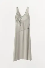 Vestido midi gris con estampado floral y abalorios, escote en V y tirantes anchos.