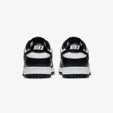 Zapatillas Nike Dunk Low Retro, color blanco y negro, con el logo de Nike en negro en los laterales.
