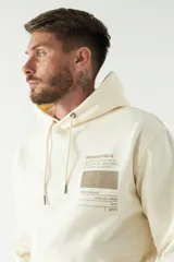 Buzo canguro negro con capucha ajustable y logo estampado.