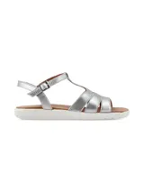 Sandalias plateadas con tiras horizontales y verticales, suela blanca y ajuste con hebilla.