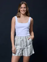 Short de lino estampado a rayas verticales en tonos beige y verde, con pretina elastizada y cordón de ajuste.