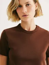 Remera blanca de corte slim y cuello redondo.