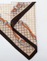 Pañuelo cuadrado de satén color beige con estampado de cadenas, cinturones y logos.