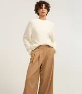 Pantalón pantalona de sastrería color beige, con trabillas en la cintura y pliegues delanteros.