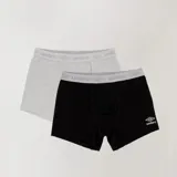 Pack de dos boxers tipo bóxer para hombre. Uno es de color negro liso y el otro es gris melange. Ambos tienen cintura elástica ancha con el logo Umbro repetido en gris claro.