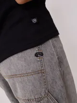 Remera blanca de algodón, corte clásico.