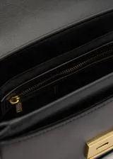 Bandolera negra rectangular de poliuretano con solapa y cierre metálico dorado.