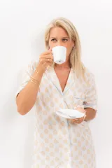 Camisa corta de algodón estampado con cuello clásico, abotonada adelante con vivo y mangas cortas.