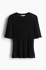 Top negro de punto acanalado con corte holgado, cuello redondo y mangas cortas con ribete sobrehilado.