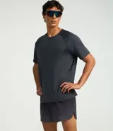 Bermuda deportiva de poliéster color gris oscuro, modelo running, con cintura elástica ajustable con cordón interno, bolsillo trasero con cierre y estampado degradado.