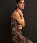 Vestido midi de tule con estampado animal print de leopardo, escote redondo y drapeado frontal.