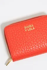 Monedero Bimba y Lola color naranja con textura granulada, logo dorado estampado, cierre de cremallera dorada y tarjetero interior.